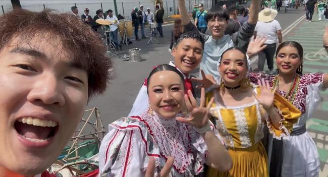 天津球迷自费15万现场见证世界杯 国旗未现引泪目
