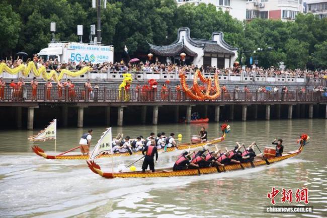 浙江桐乡：大运河畔龙舟竞渡迎端午