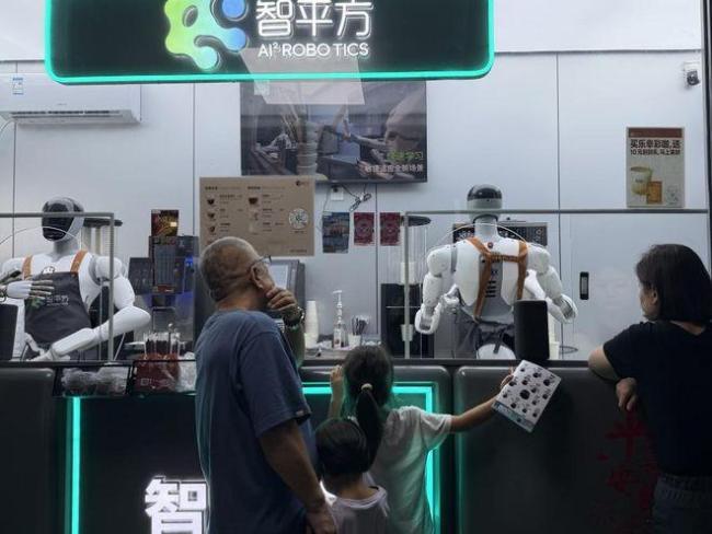 人形机器人为何没法进厂“打螺丝” 工业级需求更偏向轮式设计