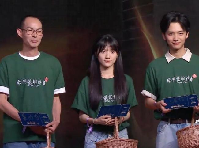 《给阿嬷的情书》演员李思潼红毯照 清新自然成焦点