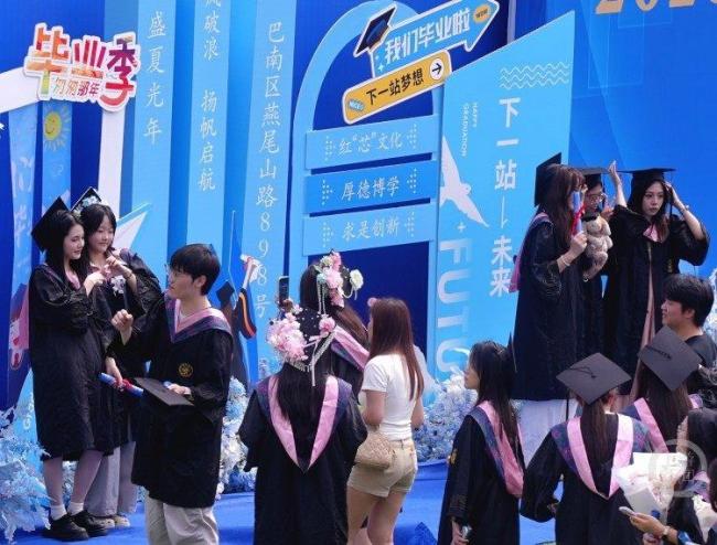 校长毕业典礼上讲“什么是幸福” 精神比物质更重要