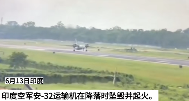 现场:印空军运输机降落时冲出跑道栽进土里