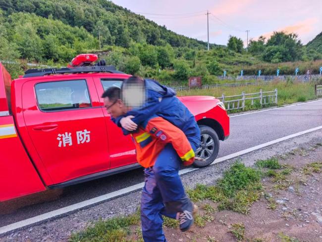 女子闯北灵山受伤被困消防员背下山 无视预警独自冒险