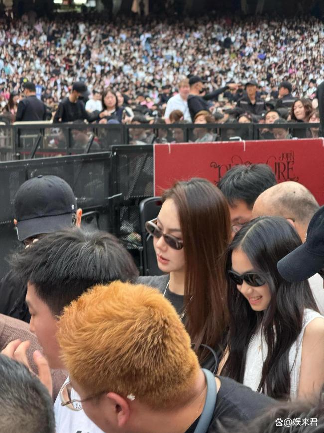 戚薇李承铉女儿11近照 一家三口同框养眼
