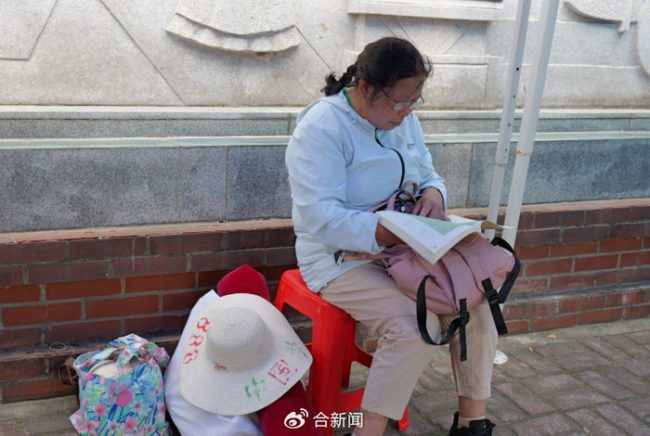 65岁奶奶拎电饭煲陪脑瘫孙女中考 温情护考路