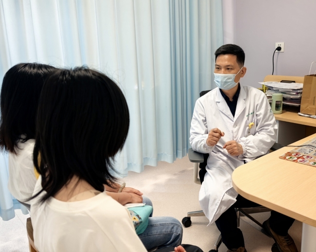 女孩腹痛一年原是经血“无路可走”