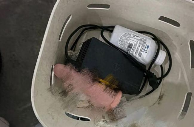 女子骑粉色电动车被投放情趣用品