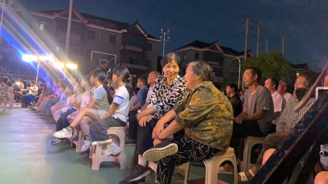 杭州一村庄派发免费粽子 敬老爱心情暖端午