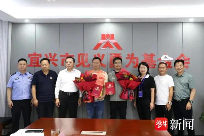 江西老表来宜兴参赛顺带手救了个人 龙舟健儿勇救落水者