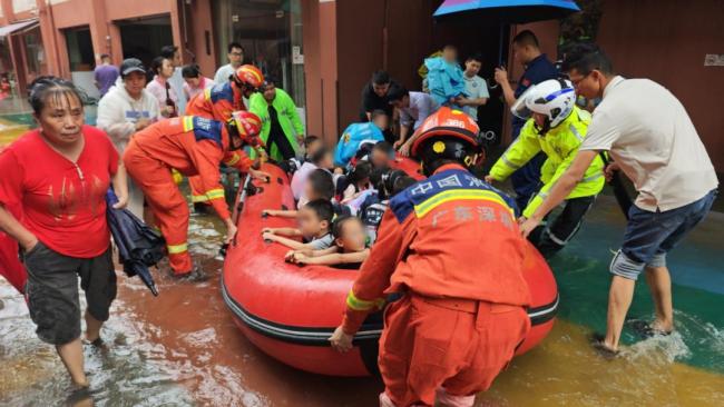 深圳一幼儿园发生内涝 消防疏散 强降雨致光明区受灾严重