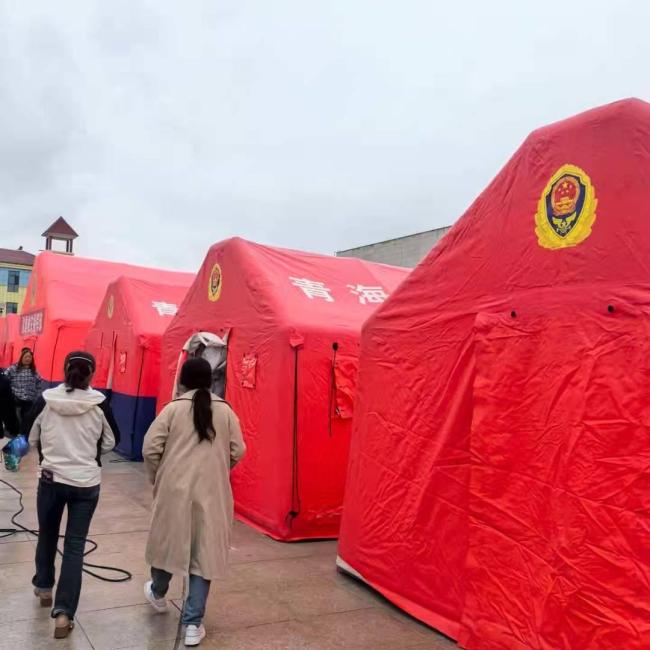 探访青海海西州大柴旦震区安置点 余震不断救援迅速