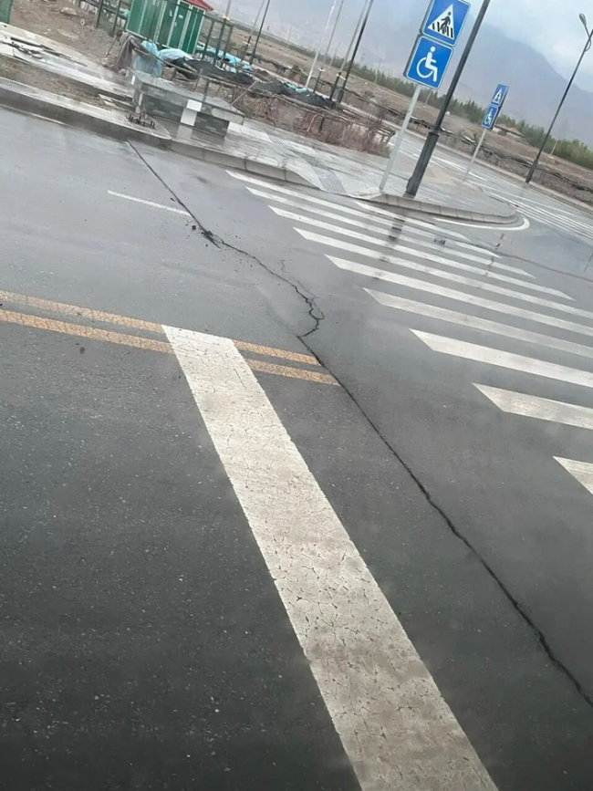 游客称地震后酒店内墙已严重开裂 亲历者讲述惊魂时刻