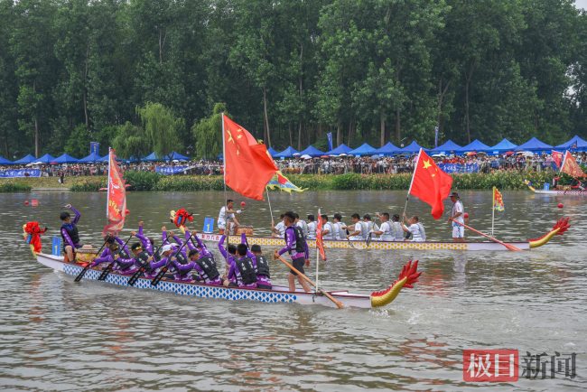 湖北江陵首届龙舟赛氛围拉满 龙舟竞渡热闹非凡