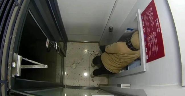 现实版“低智商犯罪”！男子深夜炸ATM机，机内34万余元现金分文未得