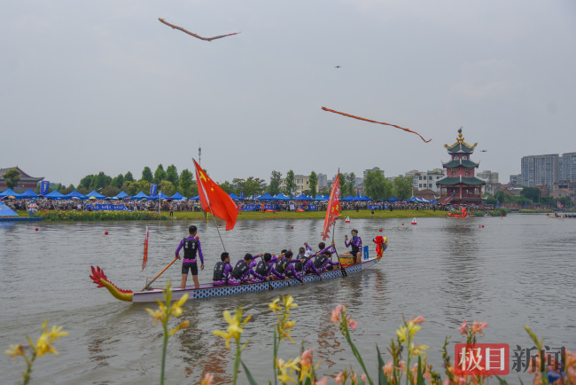 湖北江陵首届龙舟赛氛围拉满 龙舟竞渡热闹非凡