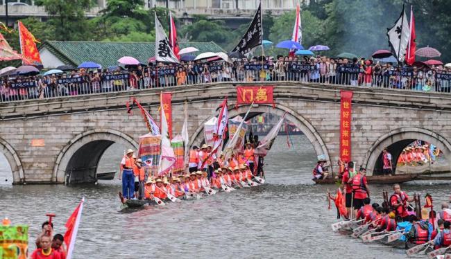 594岁盐步老龙又来泮塘探契仔了 广佛龙船情绵长