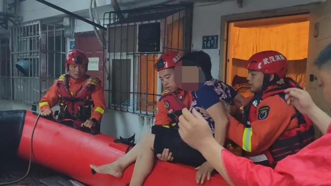武汉消防闻“汛”而动营救遇困群众 暴雨中守护生命安全