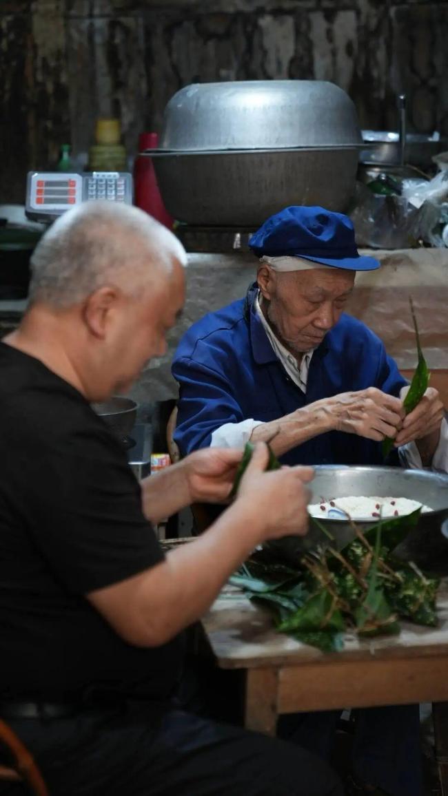 91岁粽子爷爷卖5毛钱粽子坚持不涨价 温情守护清晨烟火