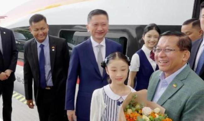缅甸总统感叹中国太发达了 体验中国速度