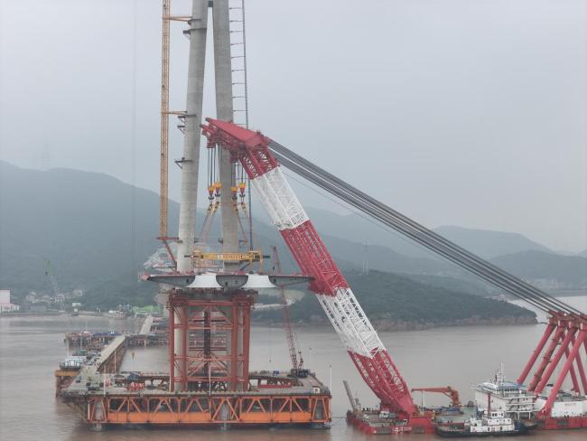 世界最大跨度公铁两用大桥主跨首吊告捷