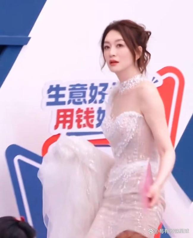 李小冉婚纱造型美得好夸张