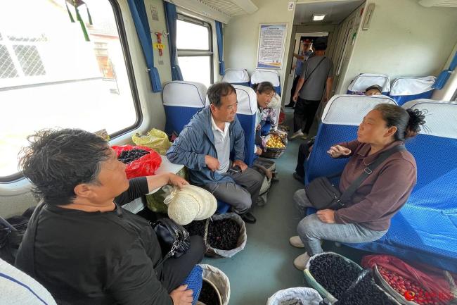 组图：公益慢火车串起京冀城乡烟火气