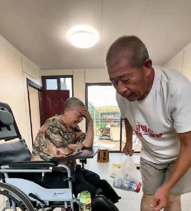75岁爸爸抚养6岁女儿 生活忙碌却充实