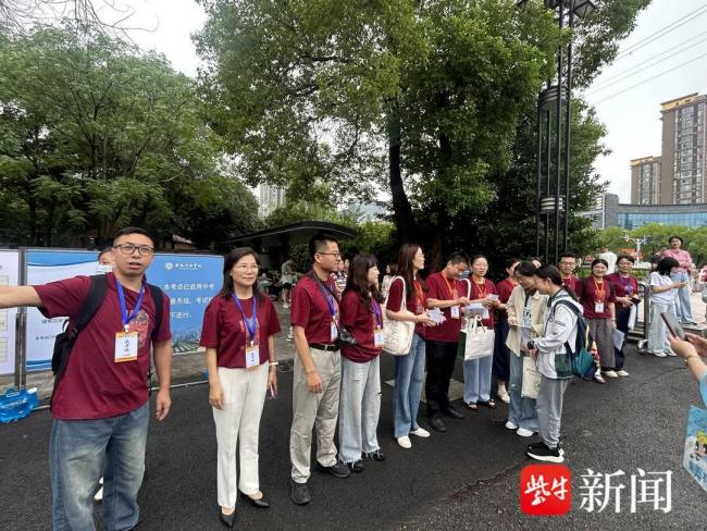 南京中考考场外这一幕幕很暖心 加油声此起彼伏
