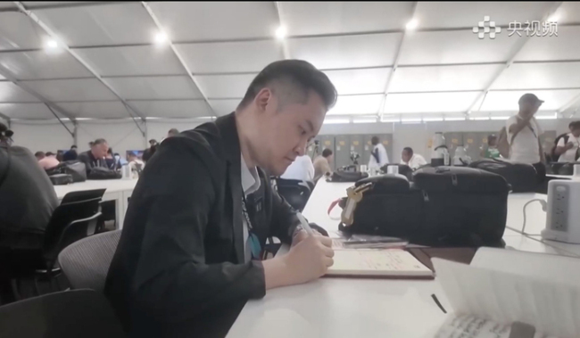 贺炜解说手写笔记五颜六色 金句背后的努力