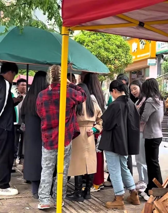 患癌摆摊大叔将伞借出自己淋雨推车 善举感动全网