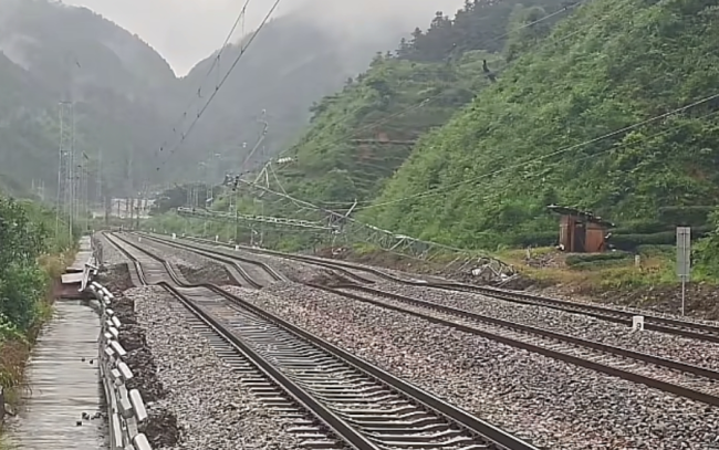 广西三江县暴雨致铁路塌方 线路中断