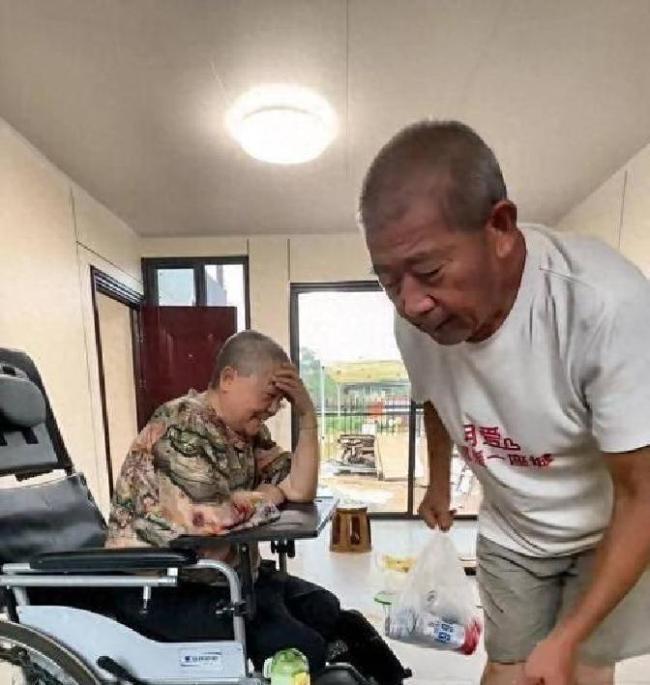 75岁爸爸抚养6岁女儿 生活忙碌却充实