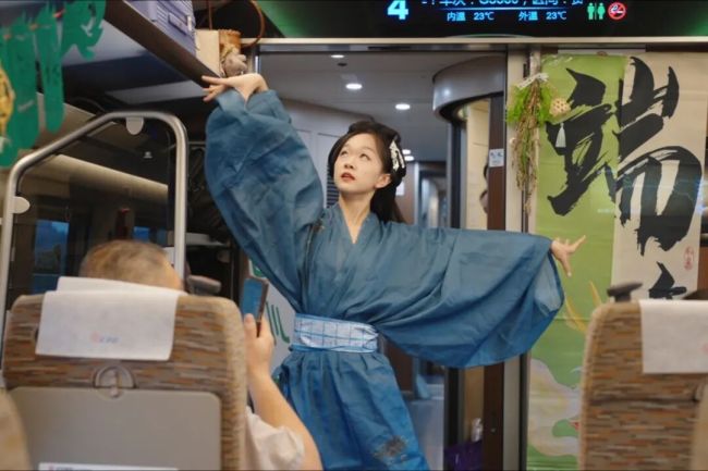 包粽子、看表演……在旅途中过端午是什么体验?