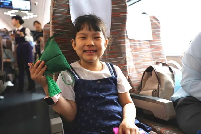 包粽子、看表演……在旅途中过端午是什么体验?