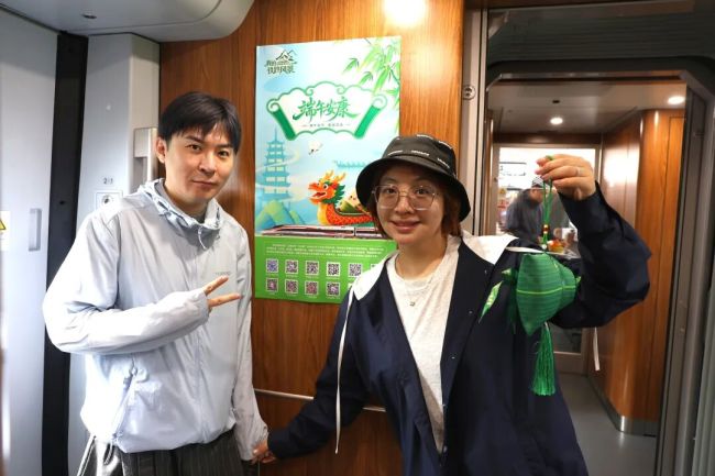 包粽子、看表演……在旅途中过端午是什么体验?