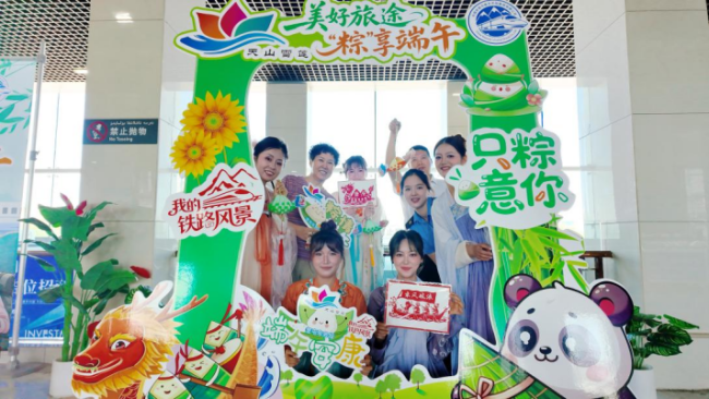 包粽子、看表演……在旅途中过端午是什么体验?