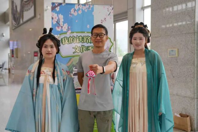 包粽子、看表演……在旅途中过端午是什么体验?