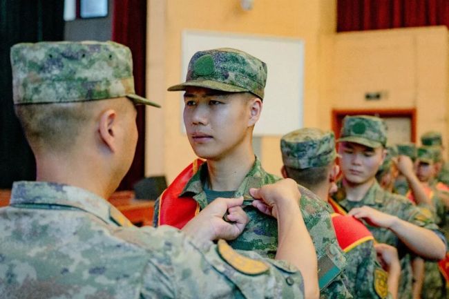 爸爸当过兵是种什么体验 军人父子的荣耀接力