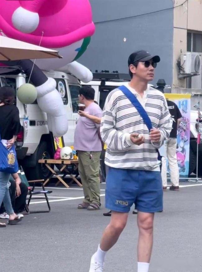天天192了 父子同框逛集市