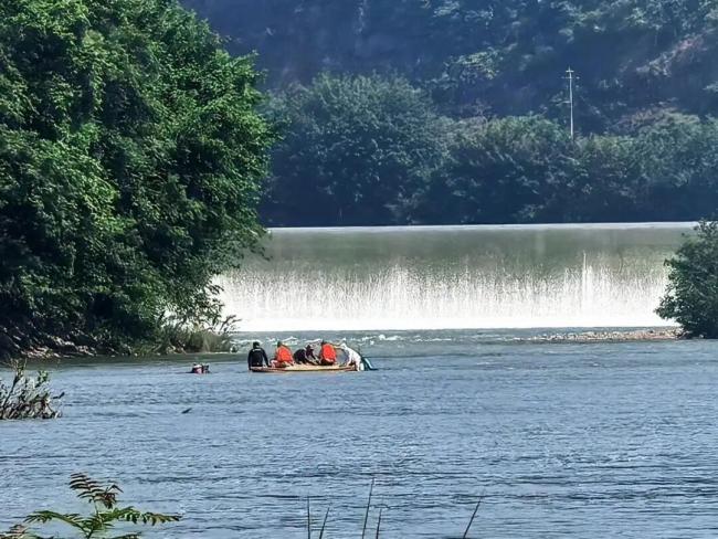 湖南怀化3名钓鱼佬被困 民警火速救援