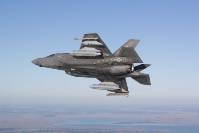 美军F-35C外挂大型导弹有何考量 改变未来海战模式