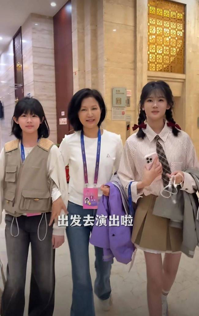 陆毅鲍蕾一家四口复刻旧照 爱与尊重的典范