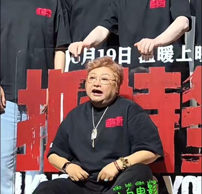 韩红为冯小刚新电影站台引争议 不当喊话惹众怒