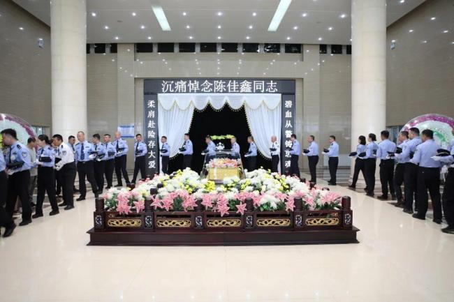 30岁女警救跳楼轻生者牺牲