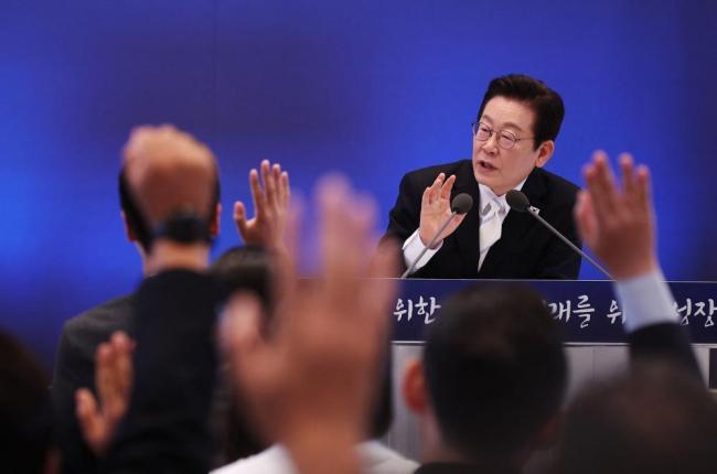 李在明支持率首度失守50% 不支持率反超引发关注