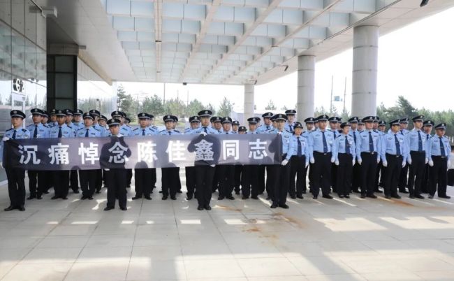 女副所长在施救欲跳楼群众时不幸牺牲