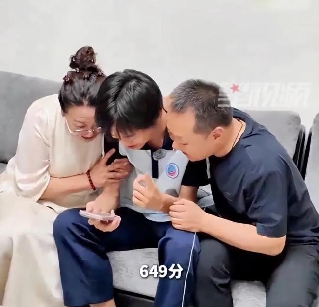 高考查分瞬间激动溢出屏幕 全家沸腾喜迎649分