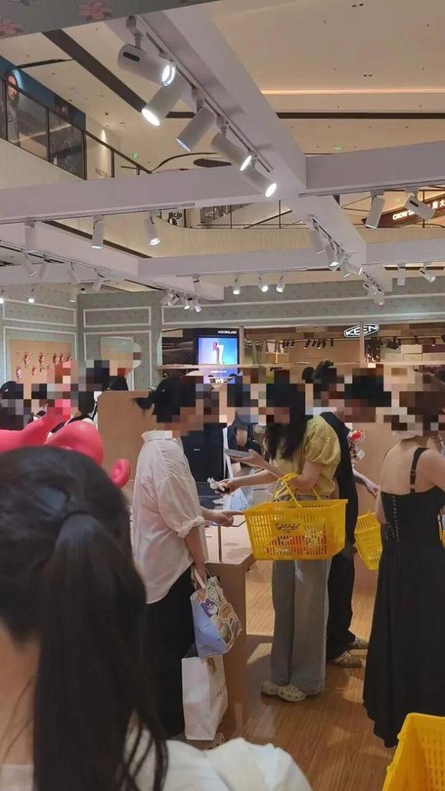 年轻人排长队买89元丑萌西湖醋鱼 丑萌潮流引发追捧
