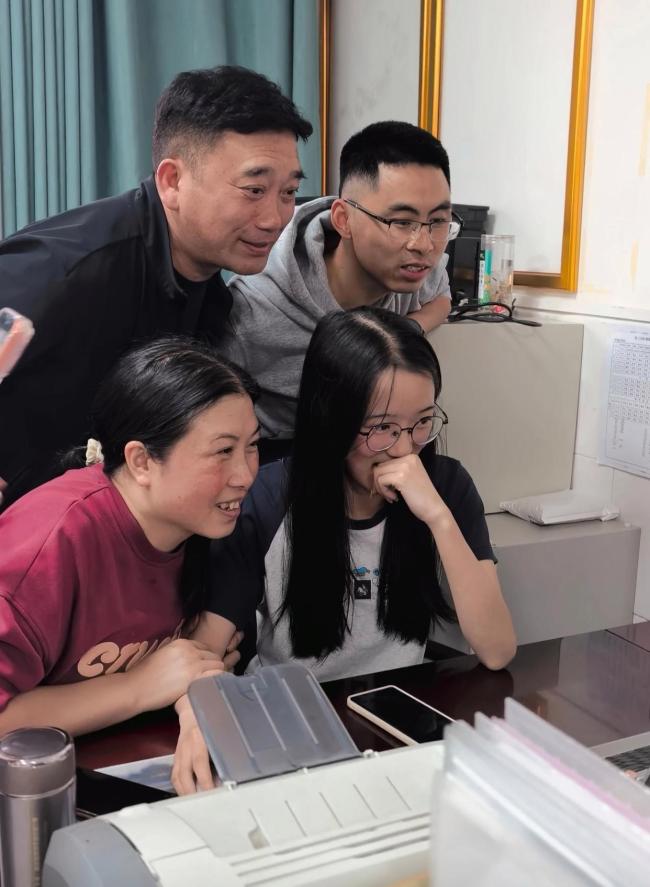 女孩高考710分淡定与母亲拥抱