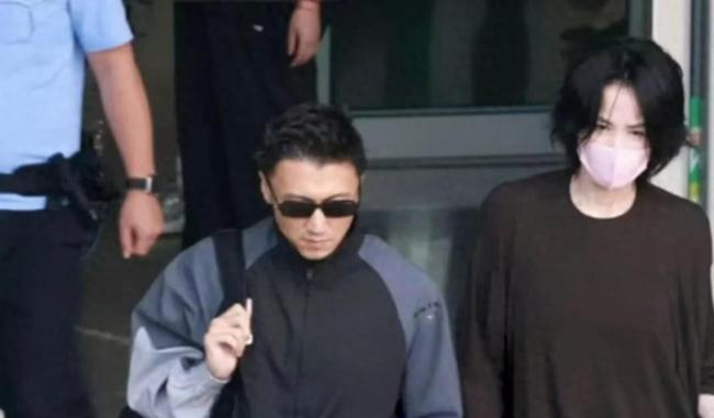 谢霆锋王菲合体到达西安